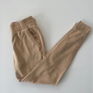 ALO ‘unwind’ sweat pant. Tan/Camel. XS.